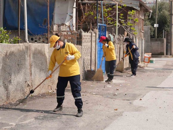 TARSUS’TA BAYRAM ÖNCESİNDEN BAŞLATILAN TEMİZLİK VE İLAÇLAMA ÇALIŞMALARI SÜRÜYOR