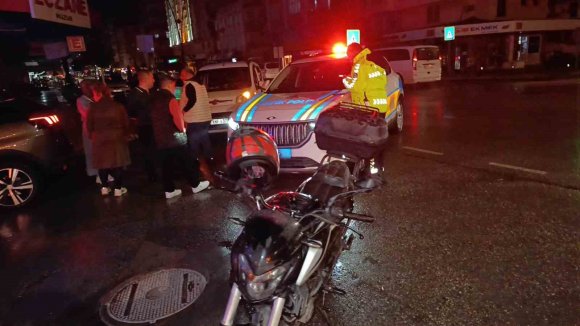 OTOMOBİL İLE MOTOSİKLETİN ÇARPIŞMA ANI KAMERADA: 1 YARALI