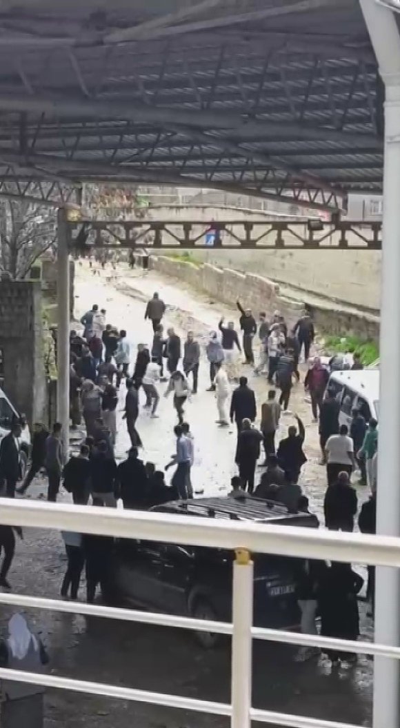 BAYRAM GÜNÜ MAHALLE SAVAŞ ALANINA DÖNDÜ: 3 ÖLÜ, 22 YARALI