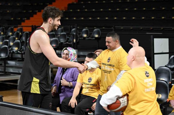 DOWN SENDROMLU ÇOCUKLAR MERSİN SPOR KULÜBÜ İLE AYNI SAHADA BULUŞTU