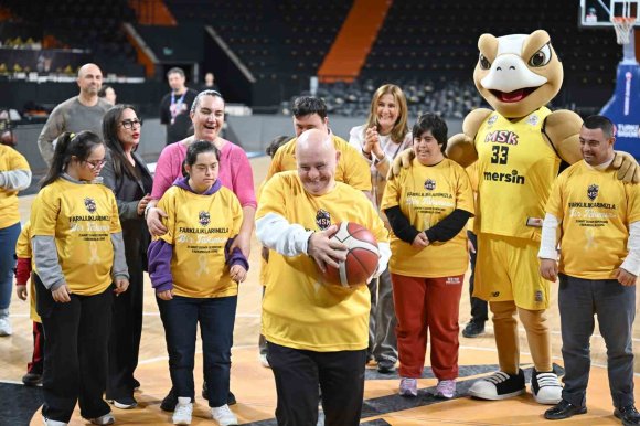 DOWN SENDROMLU ÇOCUKLAR MERSİN SPOR KULÜBÜ İLE AYNI SAHADA BULUŞTU