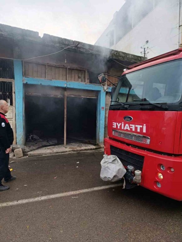 REYHANLI’DA İŞ YERİ ALEVLERE TESLİM OLDU