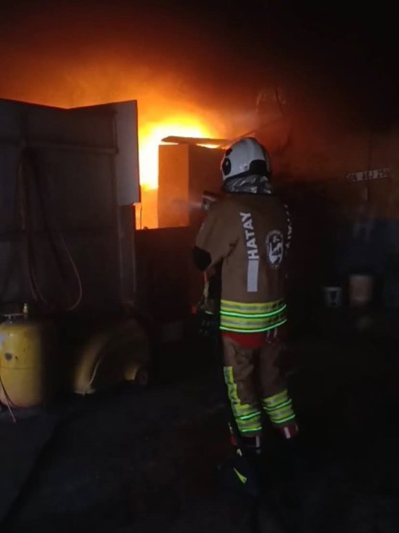 REYHANLI’DA İŞ YERİ ALEVLERE TESLİM OLDU