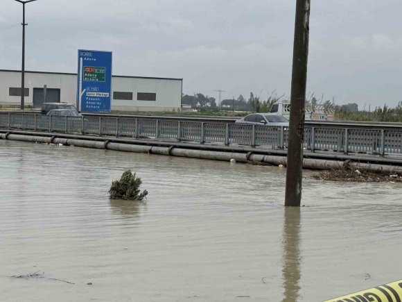 BERDAN IRMAĞI’NDA ALARM, SU SEVİYESİ KÖPRÜYE DAYANDI