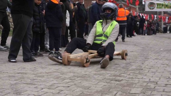 FREN YOK, HEYECAN ÇOK, GELENEKSEL TAHTA ARABA YARIŞI BU YILDA NEFESLERİ KESTİ