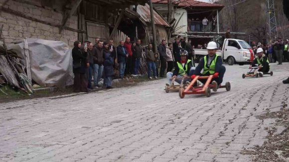 FREN YOK, HEYECAN ÇOK, GELENEKSEL TAHTA ARABA YARIŞI BU YILDA NEFESLERİ KESTİ