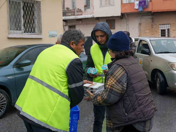 TARSUS’TA BAYRAM SOFRASI EVLERE TAŞINDI: 15 BİN KİŞİYE ULAŞILDI