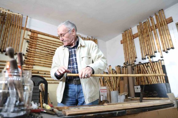 80 YAŞINDA ÇUKUROVA KAMIŞLARINI SANATA DÖNÜŞTÜRÜYOR