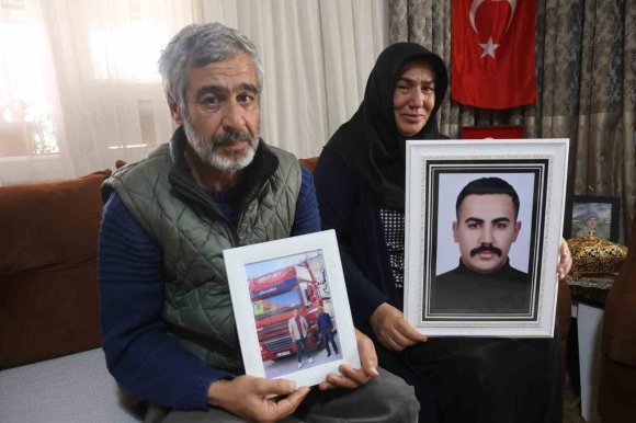 FÜZE SALDIRISINDA CAN VEREN GENÇ TIR ŞOFÖRÜNÜN ANNESİ: "İSRAİL VE AMERİKA KAHROLSUNLAR, KENDİ ATEŞLERİNDE YANSINLAR"