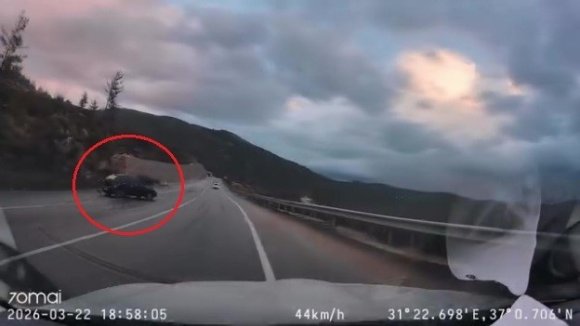 KAYGANLAŞAN YOLDA KONTROLDEN ÇIKTI, FACİADAN DÖNÜLEN O ANLAR ARAÇ KAMERASINA YANSIDI