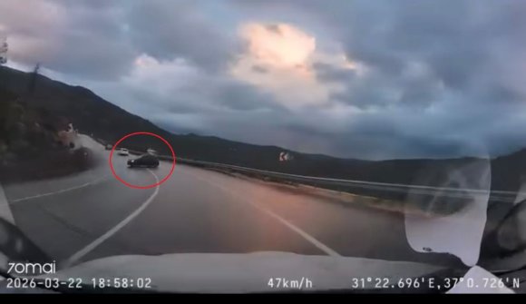 KAYGANLAŞAN YOLDA KONTROLDEN ÇIKTI, FACİADAN DÖNÜLEN O ANLAR ARAÇ KAMERASINA YANSIDI