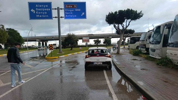 ANTALYA’DA OTOMOBİLLE MOTOSİKLET ÇARPIŞTI: 2 YARALI