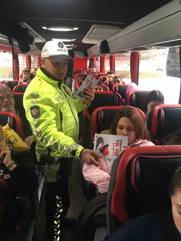 BURDUR’DA OTOGARDA EMNİYET KEMERİ KULLANIMI HAKKINDA BİLGİLENDİRME