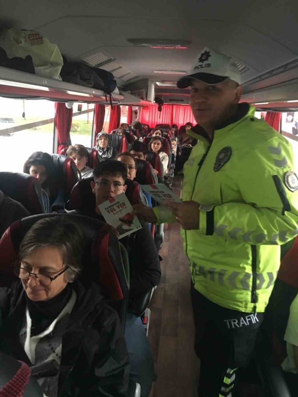 BURDUR’DA OTOGARDA EMNİYET KEMERİ KULLANIMI HAKKINDA BİLGİLENDİRME