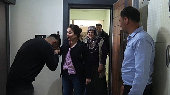 ’EVSİZLİK KÖTÜ’ DİYEN DEPREMZEDE, BAYRAMINI AİLESİYLE TOKİ’DEKİ YUVASINDA GEÇİRDİ