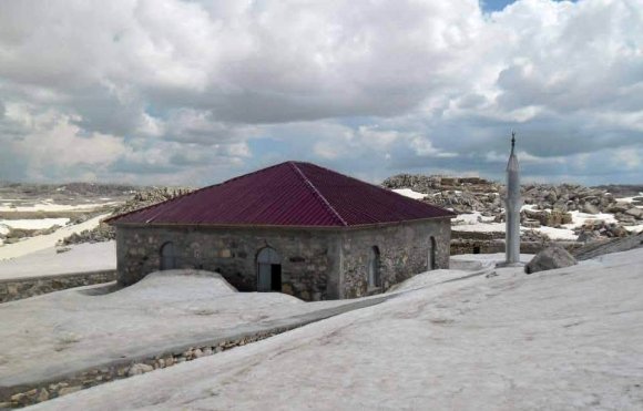 TOROSLAR’IN ZİRVESİNDE 741 YILLIK CAMİ KAR ALTINDA KALDI