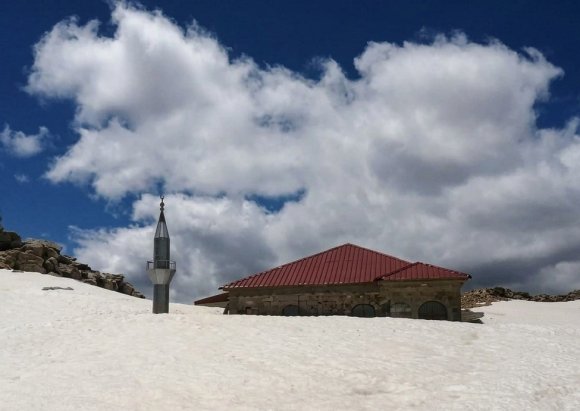 TOROSLAR’IN ZİRVESİNDE 741 YILLIK CAMİ KAR ALTINDA KALDI