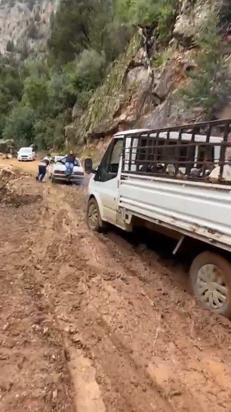 HEYELAN SONRASI YOL ÇAMURA BULANDI, OFFROAD YARIŞLARINI ARATMAYAN GÖRÜNTÜLER ORTAYA ÇIKTI