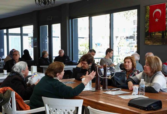 ANTALYA’DA 57 YILLIK DOSTLAR ÇAY BAHÇESİNDE BULUŞTULAR