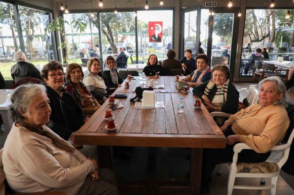 ANTALYA’DA 57 YILLIK DOSTLAR ÇAY BAHÇESİNDE BULUŞTULAR