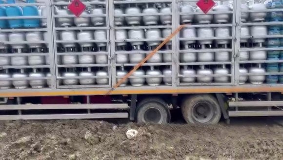 ÇAMURA SAPLANAN TÜP YÜKLÜ KAMYON KEPÇEYLE KURTARILDI