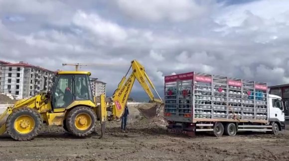 ÇAMURA SAPLANAN TÜP YÜKLÜ KAMYON KEPÇEYLE KURTARILDI