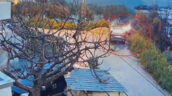 PARK HALİNDEKİ OTOMOBİLİ BENZİN DÖKÜP KUNDAKLAMAK İSTERKEN KENDİNİ YAKTI