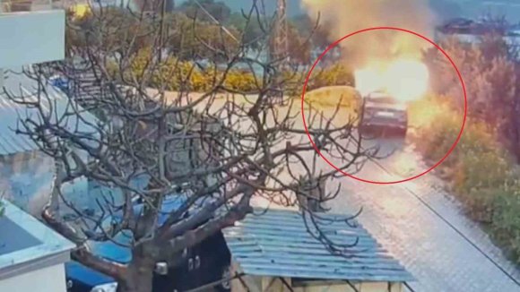 PARK HALİNDEKİ OTOMOBİLİ BENZİN DÖKÜP KUNDAKLAMAK İSTERKEN KENDİNİ YAKTI