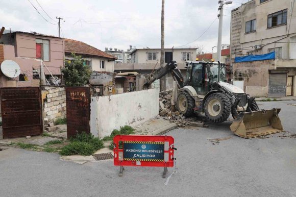 AKDENİZ’DE TEHLİKE SAÇAN METRUK YAPILAR YIKILIYOR