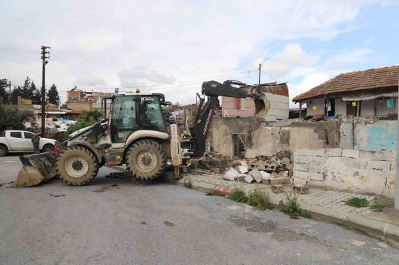 AKDENİZ’DE TEHLİKE SAÇAN METRUK YAPILAR YIKILIYOR