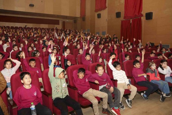 MERSİN’DE ‘BİSKÜVİ ADAM’ OYUNU MİNİKLERLE BULUŞTU