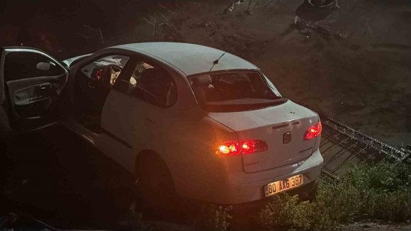 OSMANİYE’DE OTOMOBİL KÖPRÜDEN UÇTU: 1 YARALI