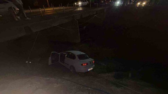 OSMANİYE’DE OTOMOBİL KÖPRÜDEN UÇTU: 1 YARALI