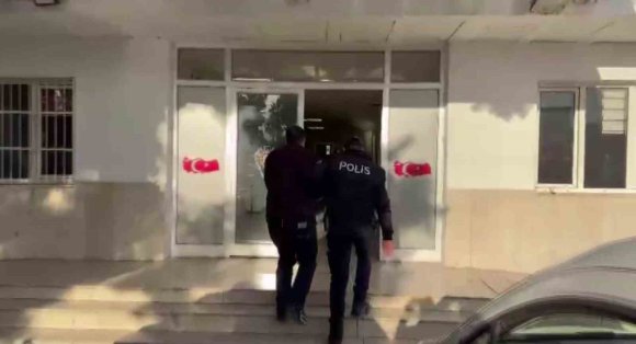 YÜREĞİR’DE 3 FİRARİ HÜKÜMLÜ GEZERKEN YAKALANDI