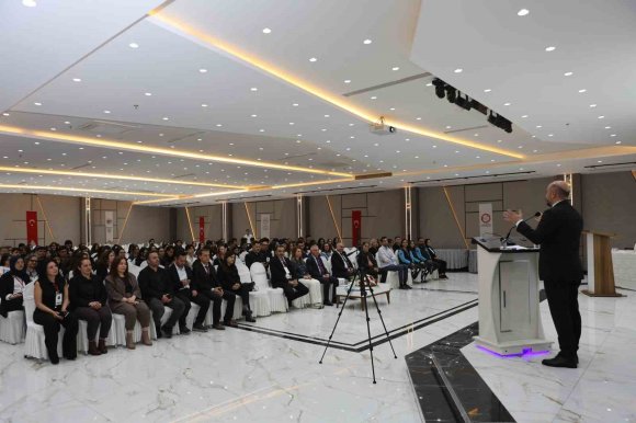 LİSE ÖĞRENCİLERİ TIP SEMPOZYUMUNA KATILDI