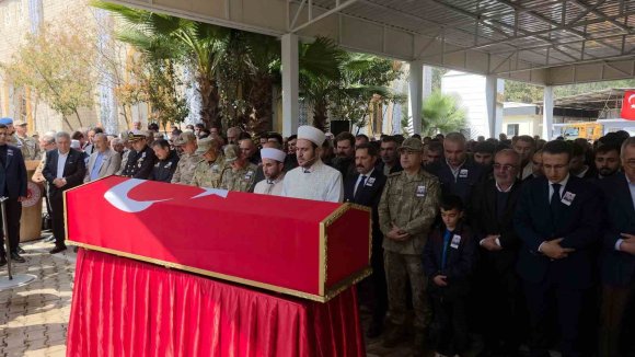 ŞEHİDİ, ANNESİ VE KIZ KARDEŞLERİ GÖZYAŞLARI İÇERİSİNDE SON YOLCULUĞUNA UĞURLADI