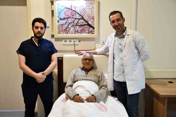 ALANYA’DA ULAR AMELİYATIYLA ZORLU TÜMÖRDE BAĞIRSAK DEVAMLILIĞI KORUNDU