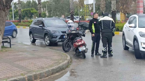 ELEKTRİKLİ BİSİKLET SÜRÜCÜSÜNÜ YOLA SAVURAN KAZA KAMERADA