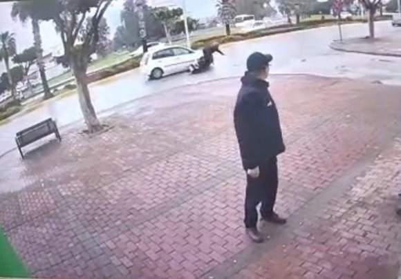 ELEKTRİKLİ BİSİKLET SÜRÜCÜSÜNÜ YOLA SAVURAN KAZA KAMERADA