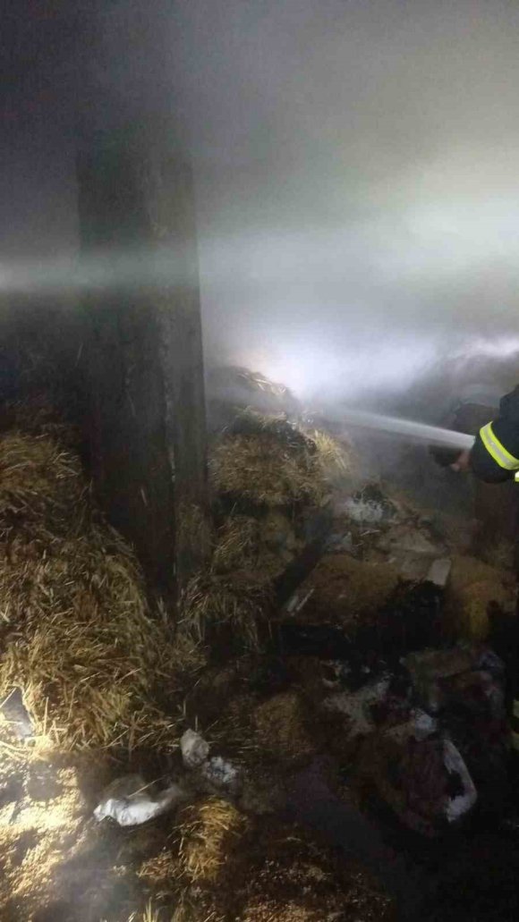 BURDUR’DA EVİN ALTINDA BULUNAN SAMAN BALYALARI YANDI