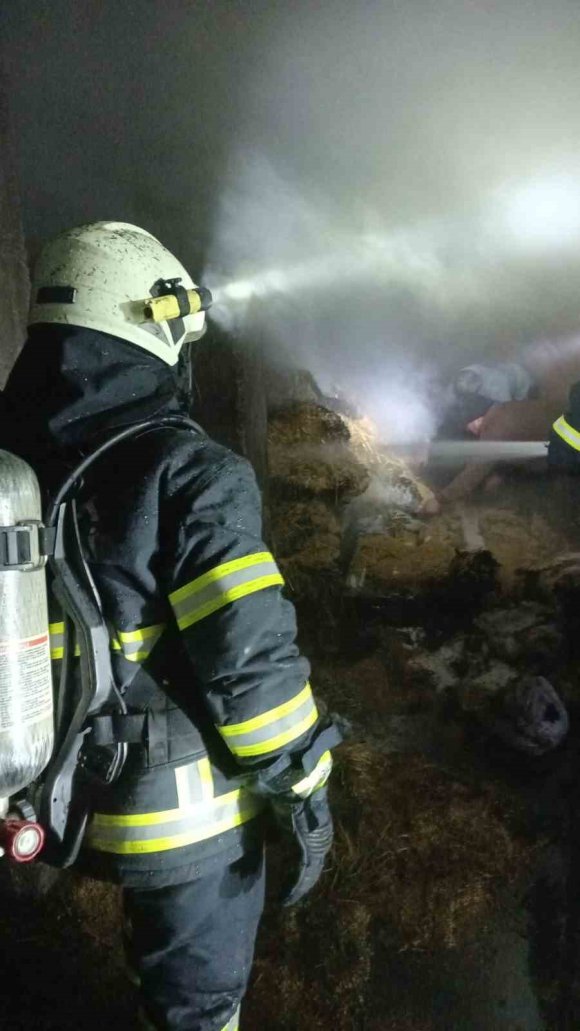 BURDUR’DA EVİN ALTINDA BULUNAN SAMAN BALYALARI YANDI