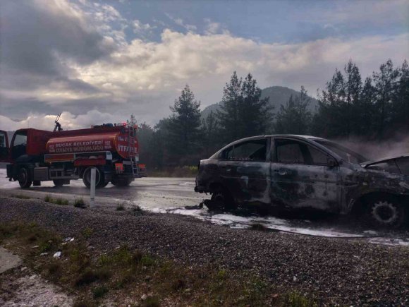 SEYİR HALİNDEYKEN YANAN ARAÇ KULLANILMAZ HALE GELDİ