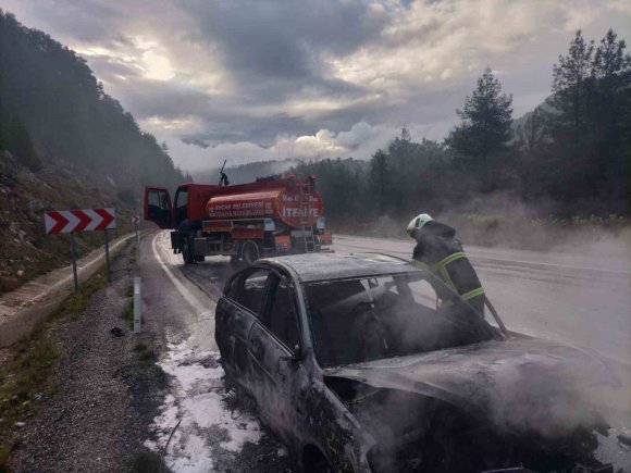 SEYİR HALİNDEYKEN YANAN ARAÇ KULLANILMAZ HALE GELDİ