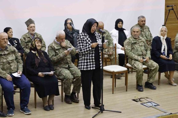 YILLAR SONRA YENİDEN KAMUFLAJ GİYEN YAŞLILAR, ŞİİR OKUYUP DUYGU DOLU ANLAR YAŞADILAR