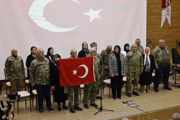 YILLAR SONRA YENİDEN KAMUFLAJ GİYEN YAŞLILAR, ŞİİR OKUYUP DUYGU DOLU ANLAR YAŞADILAR