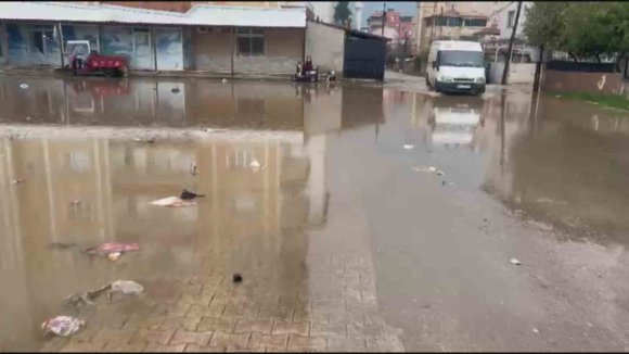 HATAY’DA DOLU VE SAĞANAK YAĞIŞ SONRASI SEL MEYDANA GELDİ