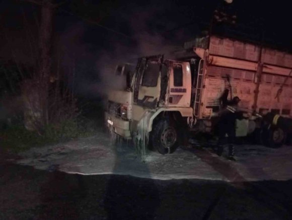 KAMYON ALEVLERE TESLİM OLDU