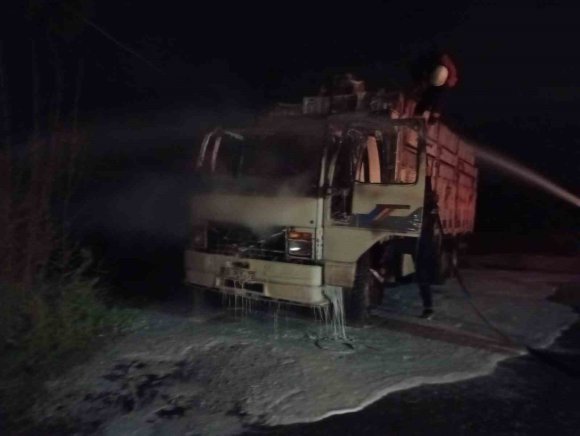 KAMYON ALEVLERE TESLİM OLDU