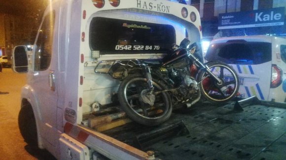 14 YAŞINDAKİ MOTOSİKLET SÜRÜCÜSÜNÜN AKROBASİ TUTKUSU KAZAYA NEDEN OLDU: 2 YARALI