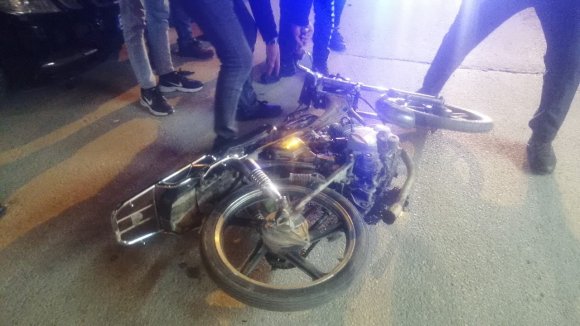14 YAŞINDAKİ MOTOSİKLET SÜRÜCÜSÜNÜN AKROBASİ TUTKUSU KAZAYA NEDEN OLDU: 2 YARALI